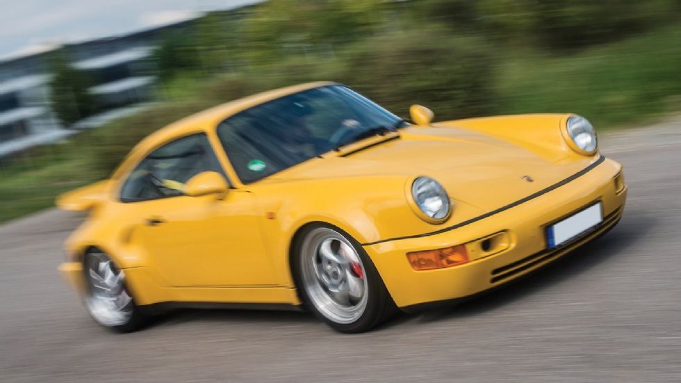 Δεύτερη ήταν η 964 Turbo S Lightweight του 1993, για την οποία το σφυρί χτύπησε στις 974.400 λίρες (1.151.000 ευρώ).