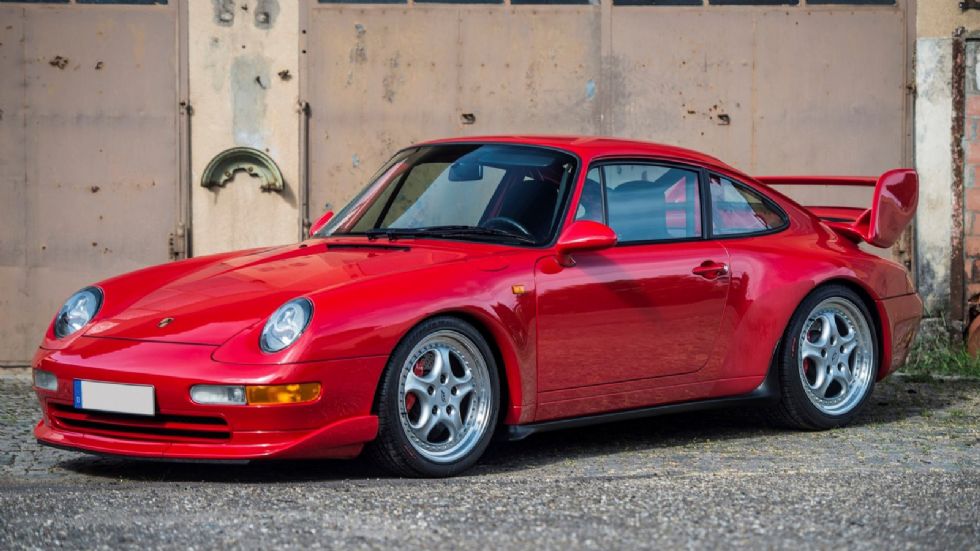 Τέταρτη είναι η 993 Carrera RS Clubsport του 1995, η μία από τις 100 που φτιάχτηκαν ποτέ και η οποία έπιασε τιμή 403.200 λιρών (476.300 ευρώ).