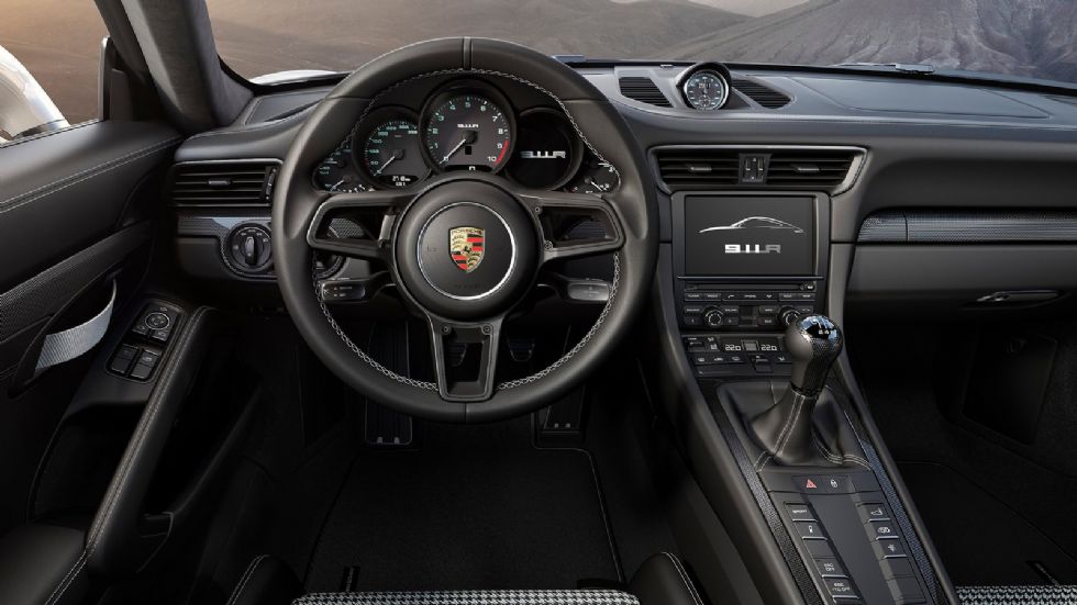 Η Porsche 911 R απευθύνεται στους φίλους της 911 που θέλουν το αυτοκίνητό τους όπως τα «έφτιαχναν παλιά». Στο μέτρο του δυνατού βέβαια, καθώς η 911 ξεχειλίζει από τεχνολογία.