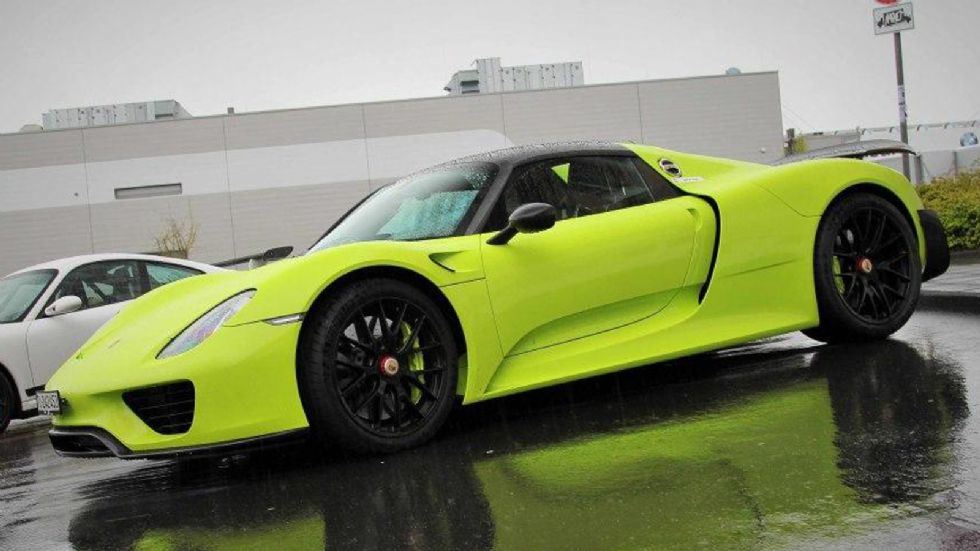 Για κάποιον Γερμανό, η Porsche 918 Spyder έπρεπε να γίνει πιο «χτυπητή», οπότε την παράγγειλε σε μια εκθαμβωτική πράσινη βαφή, που φέρνει στο νου το χρώμα του λάιμ.