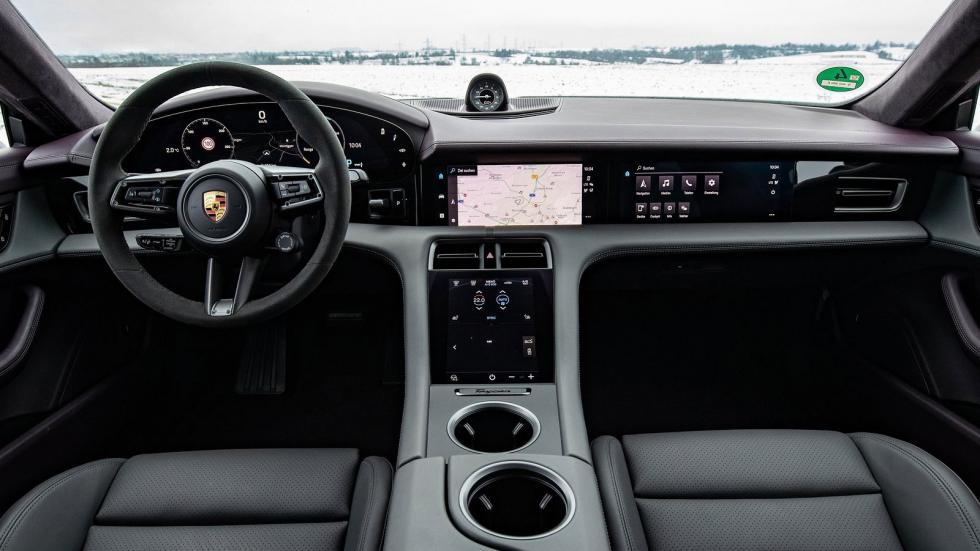 Τρεις touch screens για το infotainment έχει η ηλεκτρική Porsche Taycan 4S με τα 530 άλογα. 