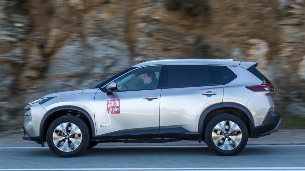 Το ήπια υβριδικό Nissan X-Trail έχει εύρωστη απόδοση, επιταχύνει γραμμικά και δεν ενοχλεί επ ουδενί οδηγό και επιβάτες από τυχόν πατινάρισμα, με το X-Tronic CVT κιβώτιο να λειτουργεί ομαλά, ακόμη και 