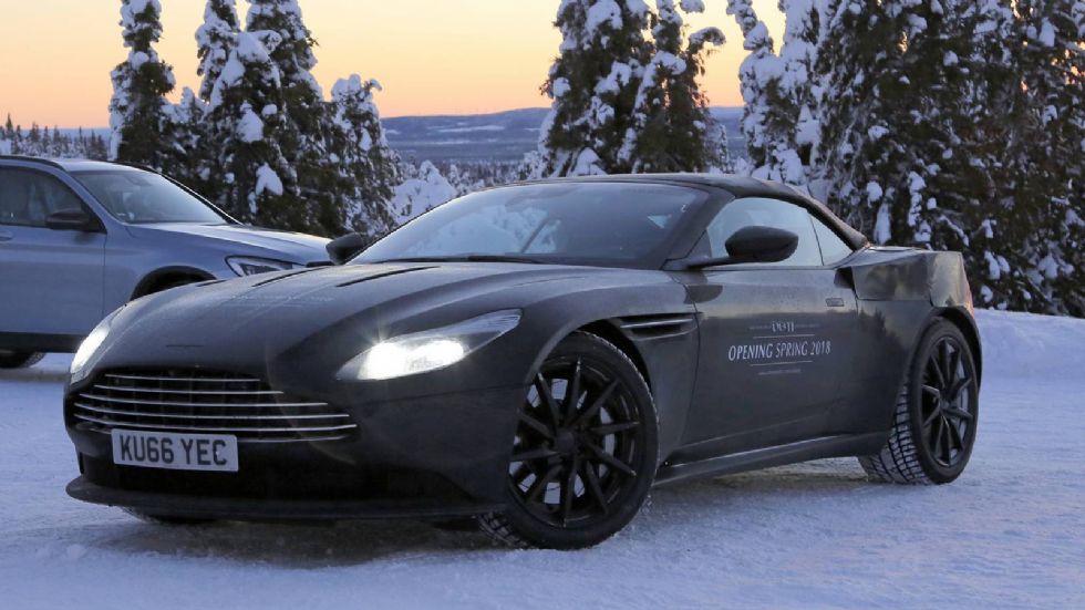 Σε κάμπριο έκδοση, θυμίζοντας αρκετά την DB 11 Coupe.