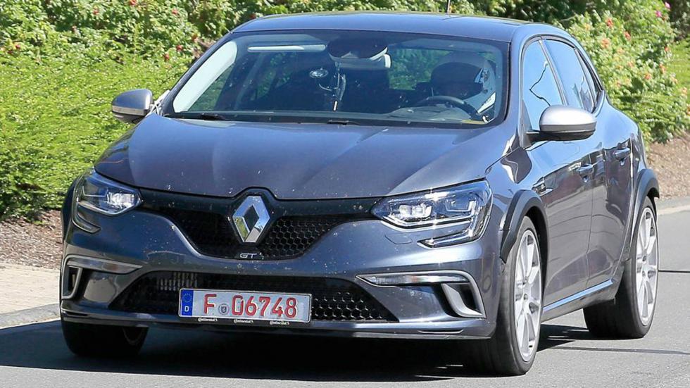 Ο φωτογραφικός φακός συνέλαβε το Megane RS από όλες τις οπτικές γωνίες και πλευρές.