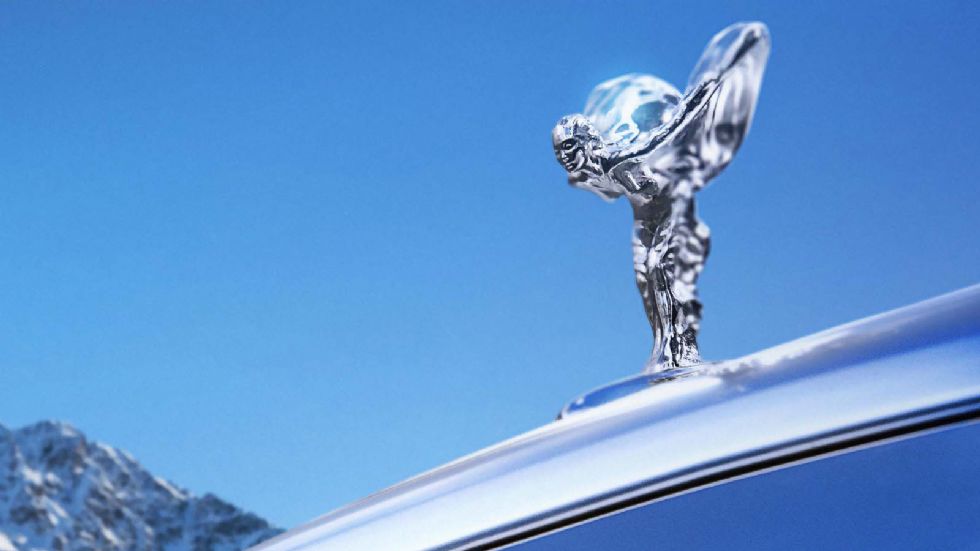 Οι σύγχρονες Rolls-Royce διαθέτουν ένα σύστημα, όπου το αγαλματίδιο Spirit of Ecstasy κρύβεται στο εσωτερικό του αμαξώματος, όταν εξασκηθεί σε αυτό πίεση.