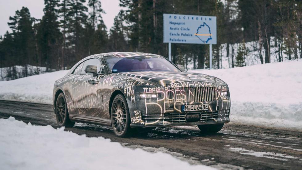 Η νέα ηλεκτρική Rolls-Royce Spectre ποζάρει στο φακό 