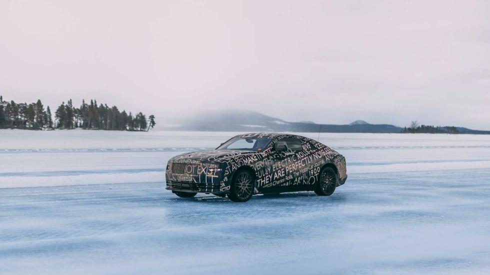 Η νέα ηλεκτρική Rolls-Royce Spectre ποζάρει στο φακό 