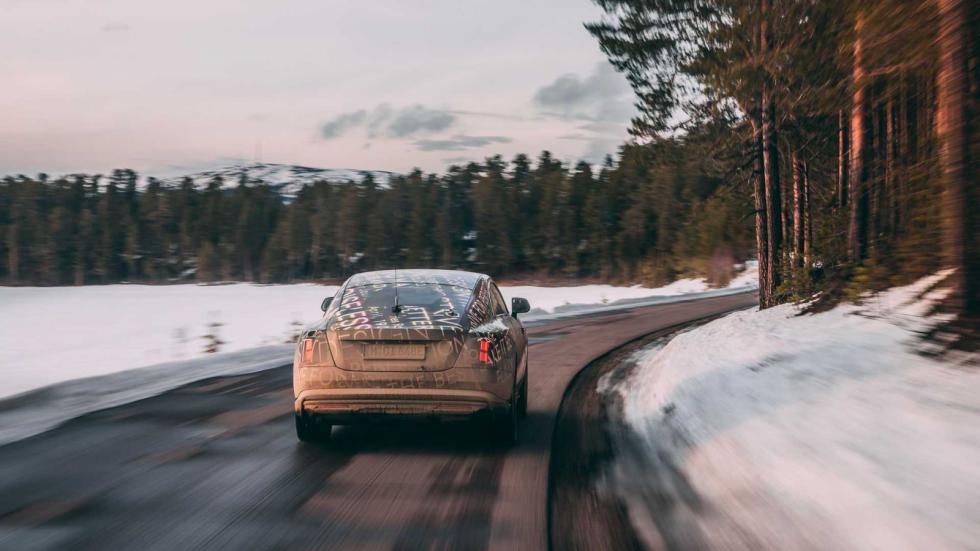 Η νέα ηλεκτρική Rolls-Royce Spectre ποζάρει στο φακό 