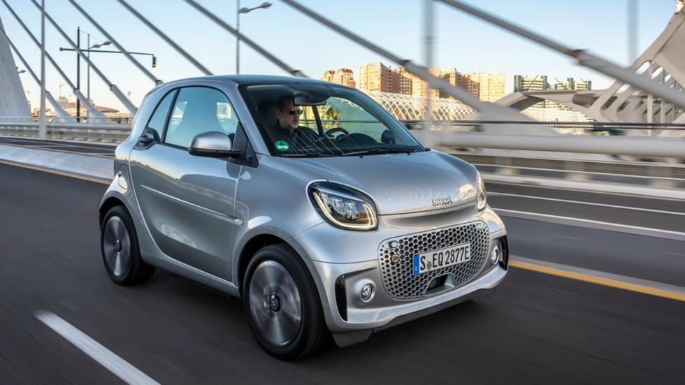 Το smart EQ fortwo εφοδιάζεται με μπαταρίες ιόντων λιθίου χωρητικότητας 17,6 kWh προσφέροντάς του αυτονομία 147-159 χλμ. με μια μόνο φόρτιση