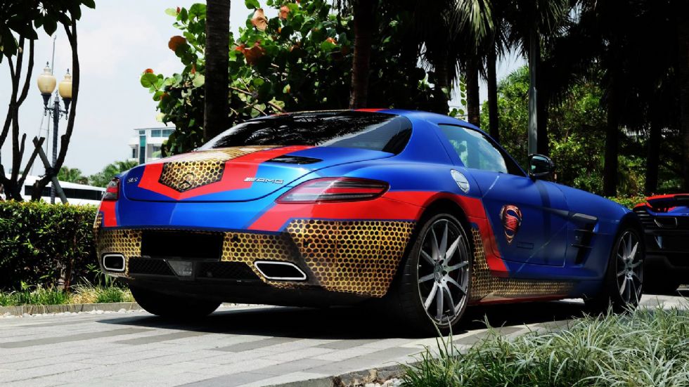 Εντυπωσιακή είναι η Mercedes SLS AMG του Superman.