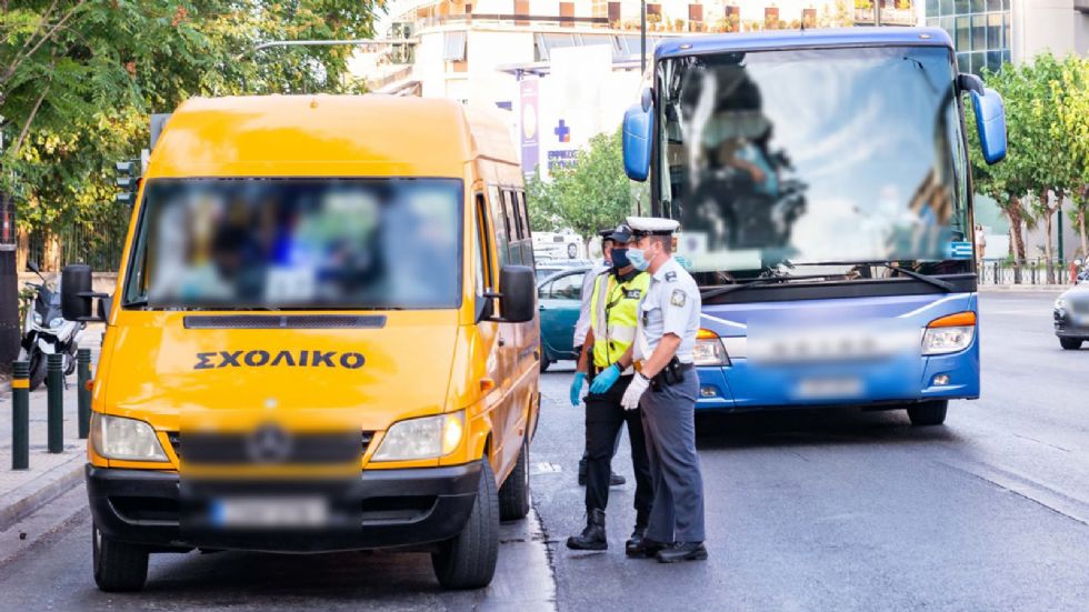 Σχολικά λεωφορεία: Mεταφέρουν μαθητές χωρίς λάστιχα και δίπλωμα