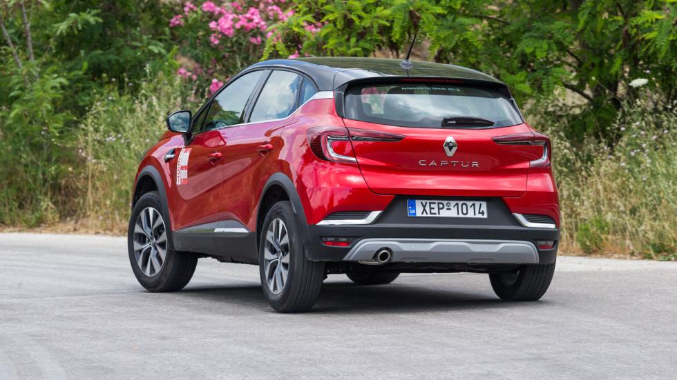 Το απόλυτα ασφαλές προφίλ του mHEV Renault Captur ενισχύεται από τη σωστή θέση οδήγησης και την απροβλημάτιστη περιφερειακή ορατότητα (ακόμη και τα προσκέφαλα διαθέτουν σχετική ειδική σχεδίαση).