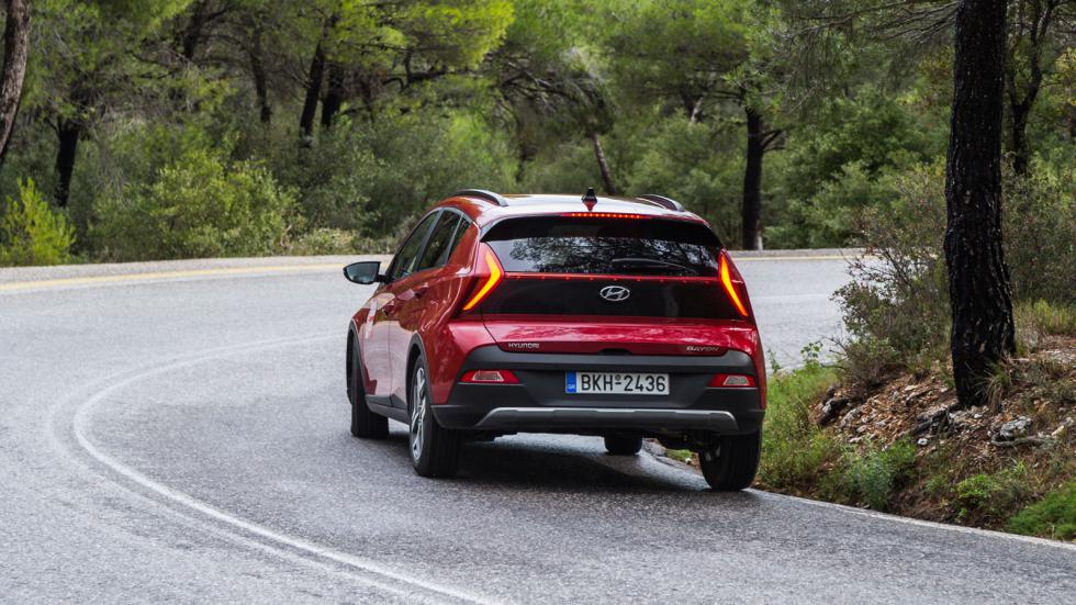 Μαλακά ρυθμισμένη είναι η ανάρτηση του Hyundai Bayon που τα καταφέρνει περίφημα στην απόσβεση των καθημερινών δυσκολιών στους ελληνικούς δρόμους.