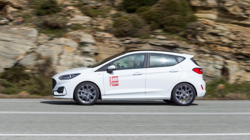 Το Ford Fiesta εντυπωσιάζει με την απόκρισή του και το γερό τράβηγμα από χαμηλά, χαρακτηριστικό που τονίζεται από το bonus των 50 Nm του ήπια υβριδικού συστήματος που δίνουν έξτρα boost στις χαμηλές σ