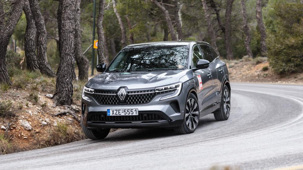 Επιβλητικό το μπροστινό μέρος του Renault Austral, «κλέβουν» την παράσταση τα φώτα σε σχήμα C και το νέο λογότυπο της γαλλικής φίρμας. 