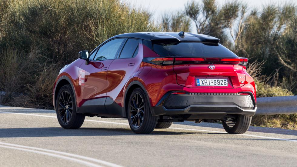 Στο δρόμο με το Toyota C-HR υπάρχει απόλυτη η ικανοποίηση από το άκαμπτο πλαίσιο και το ακριβές, πλην σχετικά ελαφρύ τιμόνι, σε βαθμό που να αισθάνεσαι πως τα 197 άλογα είναι λίγα…