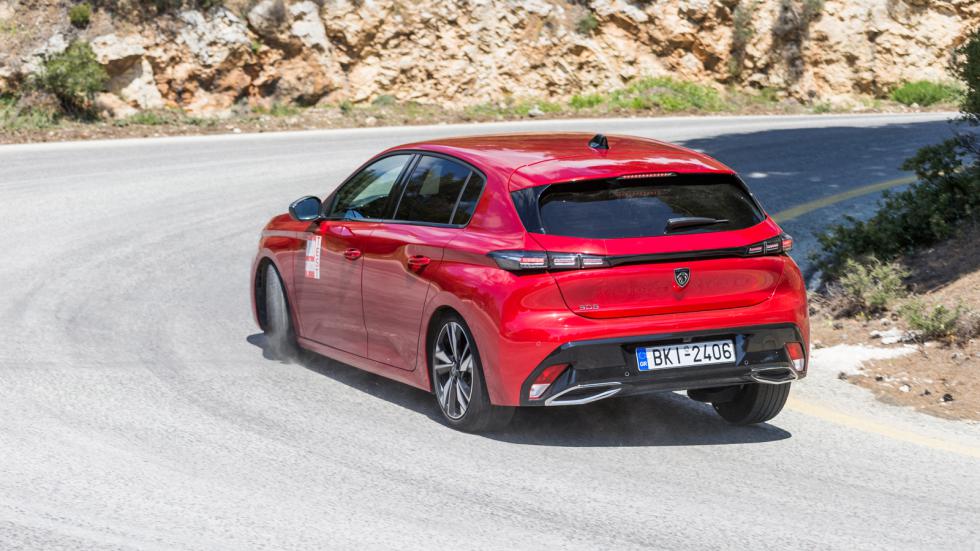 Fun to drive προσέγγιση έχει το Peugeot 308, με την ανάρτηση να είναι όση σφιχτή πρέπει για να στρίψει αποφασιστικά και συγχρόνως να απορροφήσει υποδειγματικά τις ανωμαλίες.