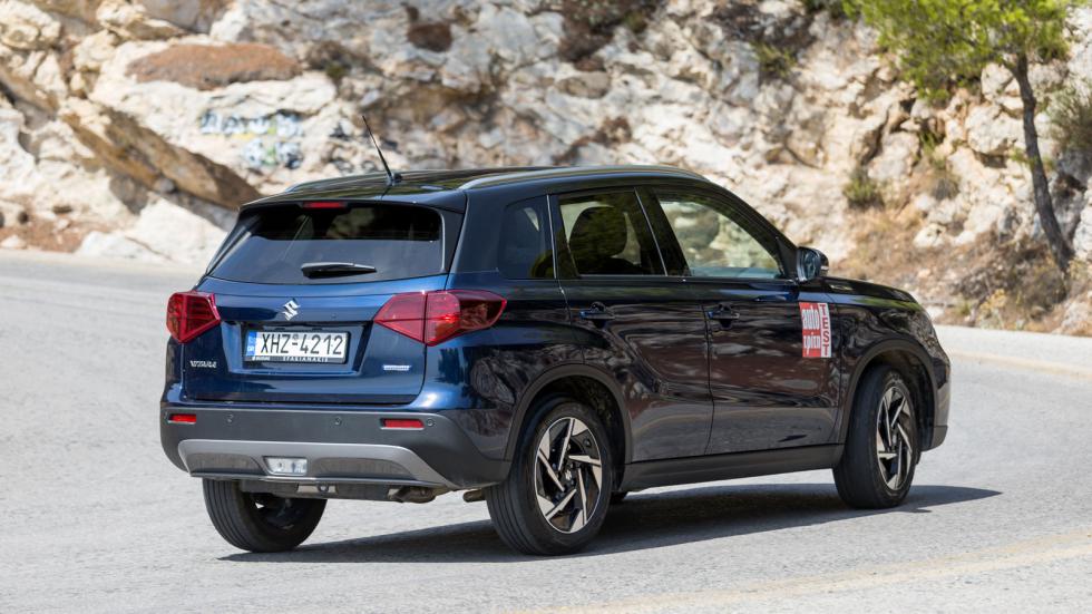 Στο δρόμο, τα περιθώρια πρόσφυσης του Suzuki Vitara είναι καλά, οι αντιδράσεις προβλέψιμες, τα φρένα ικανοποιητικά και η μαλακή ανάρτηση κάνει τη δουλειά της απέναντι στις ανωμαλίες του δρόμου αλλά κα