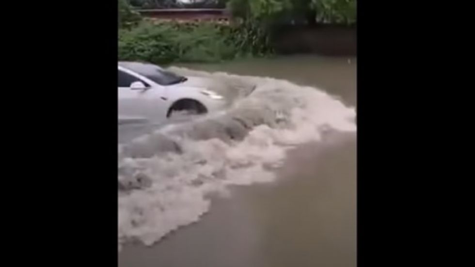 Tesla κινείται σε πλημμυρισμένους δρόμους χωρίς πρόβλημα