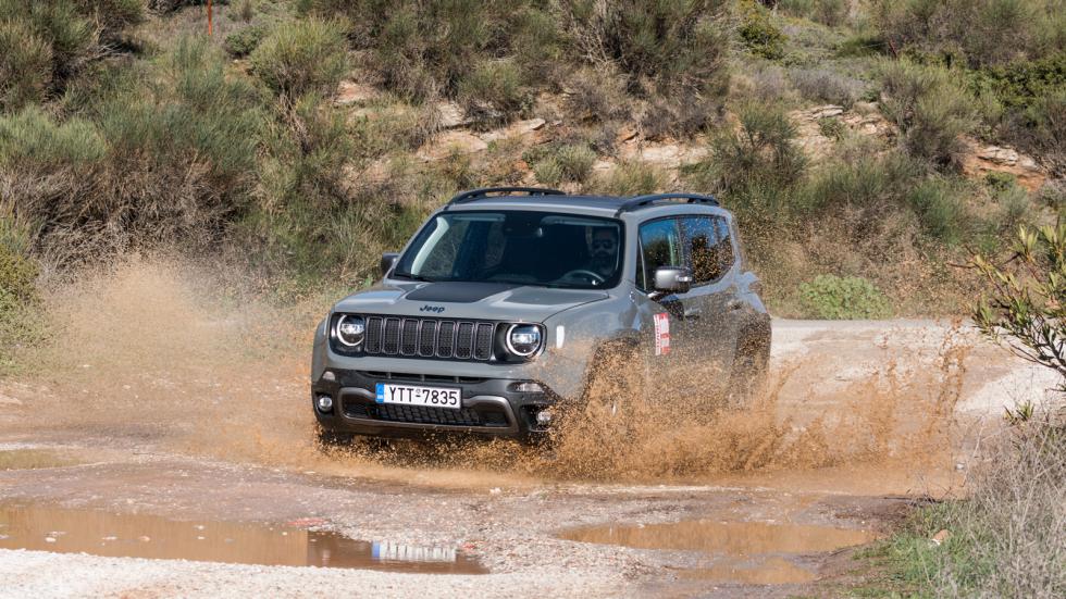 Αρκετά σκληροτράχηλο σχεδιαστικά το PHEV Jeep Renegade Trailhawk. Εμείς θα αναφερθούμε στο κλασικό επιβλητικό design με την εμπρός μάσκα, τις 7 κάθετες γρίλιες και τα στρογγυλά φωτιστικά σώματα που δι