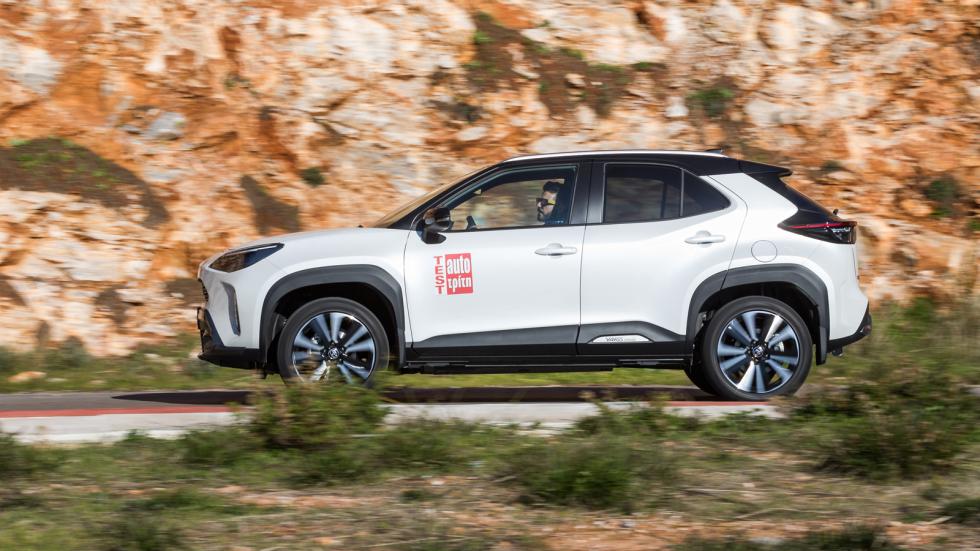 Σε κανονικές συνθήκες το Toyota Yaris Cross κινείται ως προσθιοκίνητο, με την AWD-i τετρακίνηση του να δίνει επιπλέον σταθερότητα στην καθημερινή οδήγηση, μιας και σε απότομες επιταχύνσεις, ακόμα και 