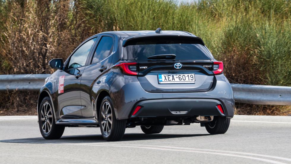 Το Yaris διαθέτει ένα all-around οδηγικό προφίλ, όντας ευέλικτο και άνετο στην πόλη, αλλά και αρκούντως ευχάριστο σε μια πιο γρήγορη διαδρομή.