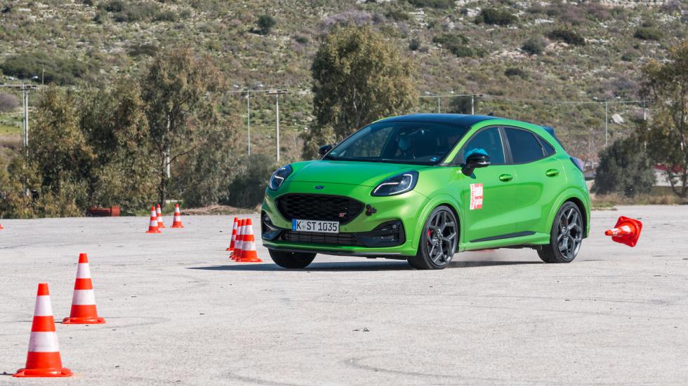 Εντυπωσιακές οι κόκκινες δαγκάνες του Ford Puma ST, εντυπωσιακό και το... STρίψιμο στο elk test, διαδικασία την οποία ολοκλήρωσε με ταχύτητα 77 χλμ./ώρα, βασιζόμενο αποκλειστικά στο στήσιμό του (χωρίς