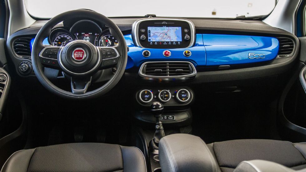 Το Fiat 500X στην έκδοση Lounge διαθέτει οθόνη αφής 7`` HD με πλήρη συνδεσιμότητα και ταμπλό στο χρώμα του αμαξώματος.