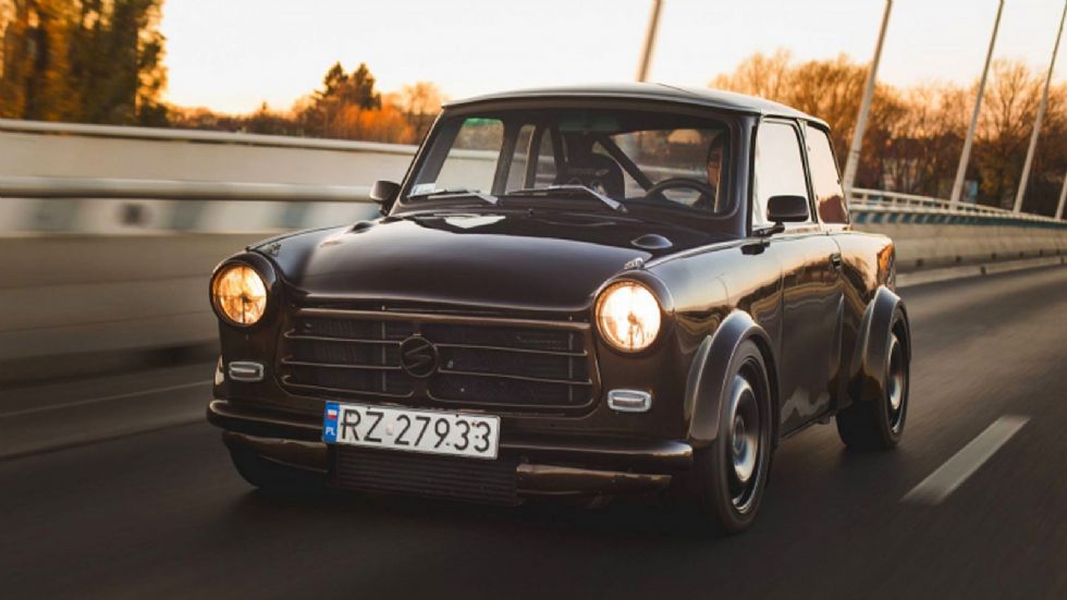 Το Trabant αποδίδει 270 ίππους και 369 Nm ροπής, με το ελαφρύ αμάξωμα να ξεπετιέται έως τα πρώτα 100 χλμ/ώρα σε μόλις 4,5 δλ.