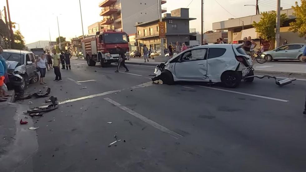 Βόλος: Έκαναν κόντρες, τράκαραν και έπεσαν στα παρκαρισμένα (+videos)