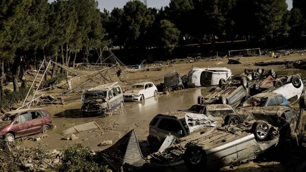 Νεκροταφείο αυτοκινήτων έχει γίνει η Βαλένθια λόγω των πλημμυρών 