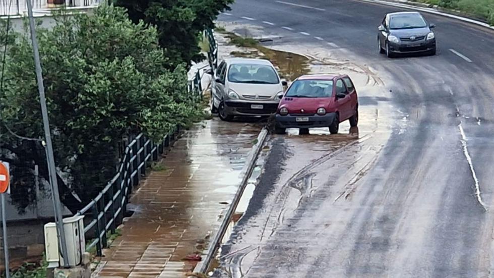 Βόλος: «Ποτάμια» λάσπης οι δρόμοι - Κόλλησαν Ι.Χ. 