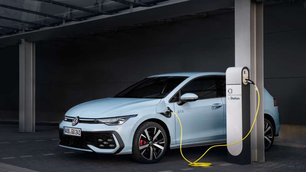 Τα νέα Plug-in hybrid της Volkswagen, όπως το ανανεωμένο Golf GTE των 272 ίππων, φέρουν το νέο βενζινοκινητήρα 1,5 TSI αντί του προηγούμενου των 1.395 κυβικών. 