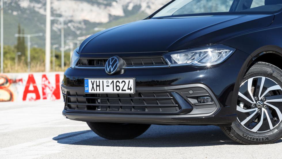 Στο βασικό εξοπλισμό του VW Polo βλέπουμε ανασχεδιασμένους LED προβολείς (φώτα ημέρας, μεσαία και μεγάλη σκάλα), ενώ με 950 ευρώ αγοράζεις του IQ.LIGHT LED matrix και όσα πλεονεκτήματα αυτοί προσφέρου