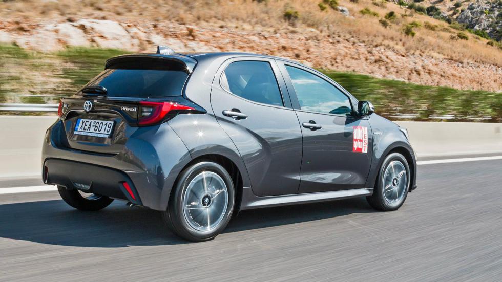 Το Toyota Yaris συνδυάζει τις αναλογίες tτου με αιχμηρή σχεδίαση για να τραβήξει με επιτυχία τα βλέμματα.