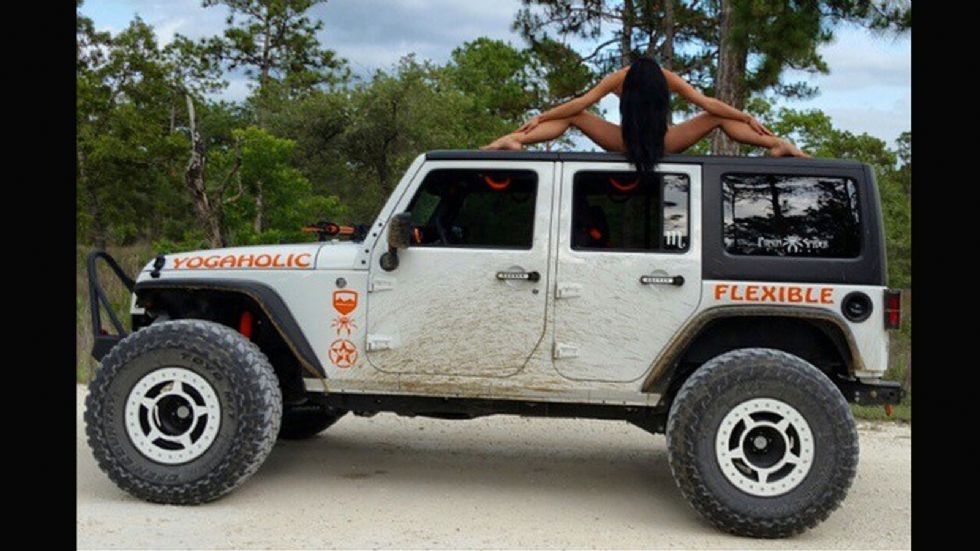 Κάνοντας Yoga πάνω σε Jeep.