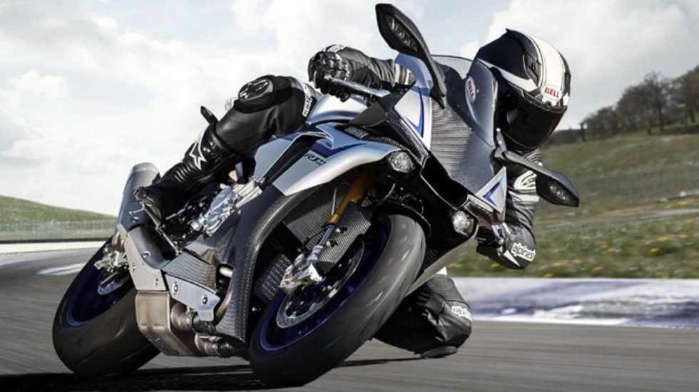 Το YZF-R1M αποτελεί την special έκδοση του R1, με καλούδια που το φέρνουν όσο κοντύτερα γίνεται στις μοτοσικλέτες των πιλότων του MotoGP.