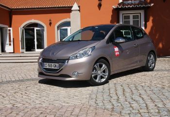 O   Peugeot 208