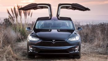 Γιατί η Tesla ρίχνει την τιμή του model X;