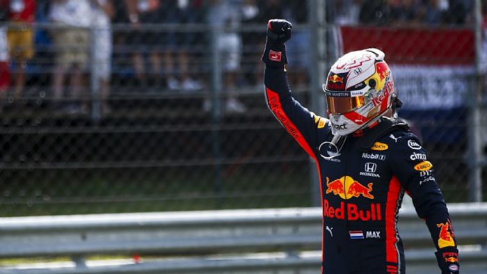 O Verstappen ενώ πανηγυρίζει την πρώτη του pole στην F1.