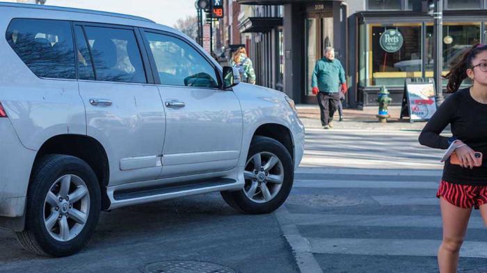 Τα SUV χτυπούν συχνότερα πεζούς όταν στρίβουν