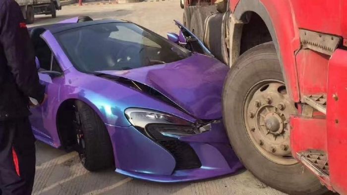 McLaren χώθηκε σε φορτηγό