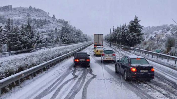 Mπλόκο στα φορτηγά στις Αφίδνες λόγω καιρού