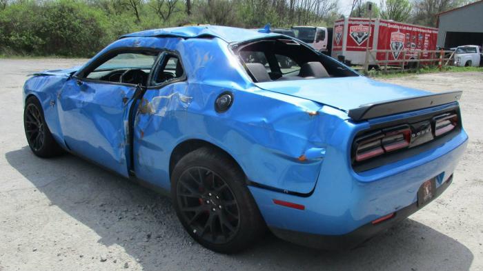 Tρακαρισμένo Dodge Hellcat πωλείται