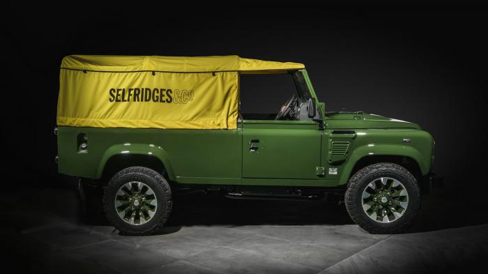 Ένα μοναδικό Land Rover Defender πέρασε πίσω από τη βιτρίνα.