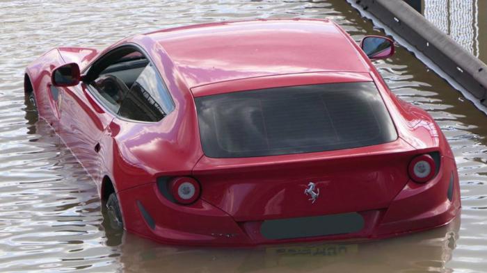 Ferrari FF παγιδεύτηκε σε πλημμύρα (+vid)