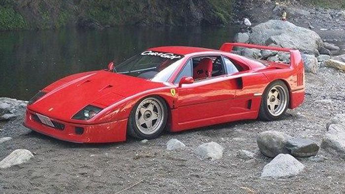 Μια Ferrari F40 των 478 αλόγων πάει... για camping