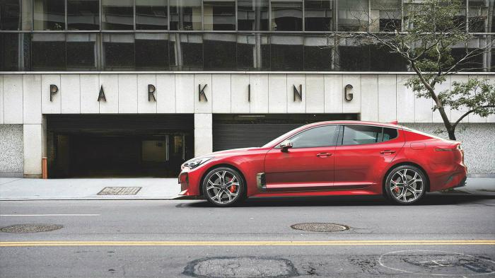 Πίσω απο το τιμόνι του Kia Stinger των 370 ίππων!