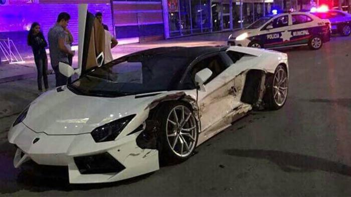 Ταξί καταστρέφει Aventador (+vid) 