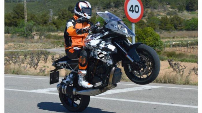 Όπως συμβαίνει και με το Super Duke, προσπάθησε να το κρατήσεις κάτω.